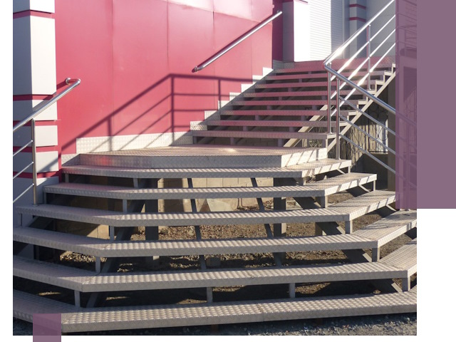 Лестницы для магазина в Нововоронеже — изготовление и монтаж