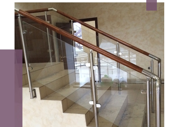 Комбинированные перила из металла и дерева в Нововоронеже